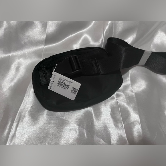 GOLD Lululemon Everywhere Belt Bag - Picture 5 of 6